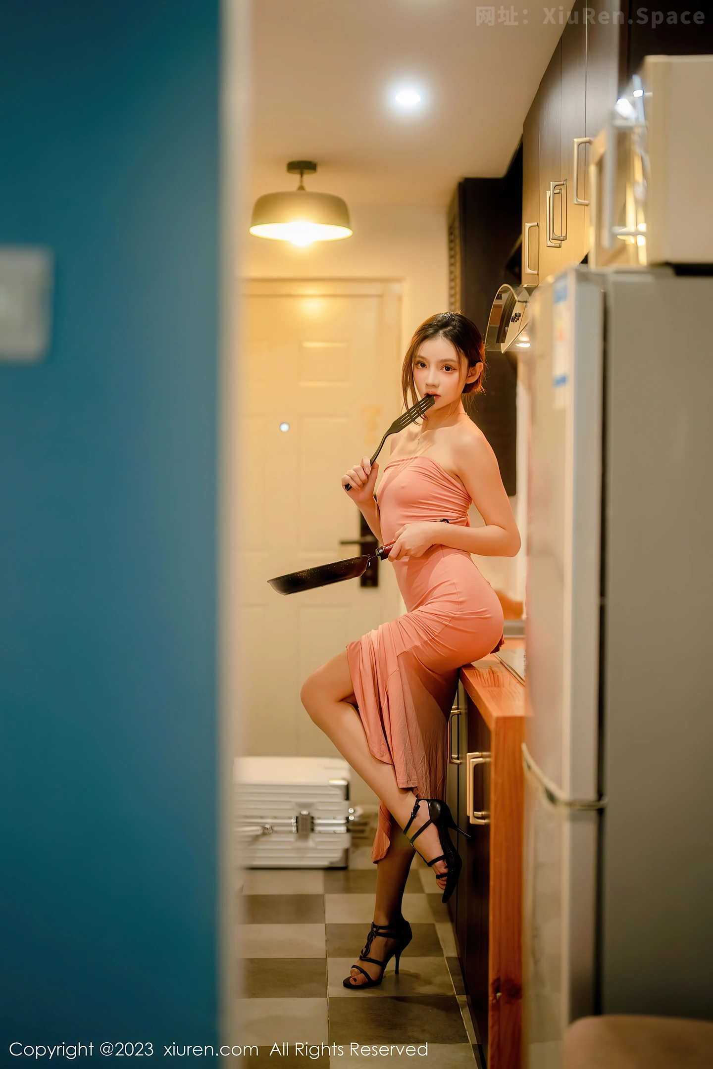 图片[2]-[XiuRen秀人网]2023.03.20 VOL.6437 加朵babe 粉色紧身抹胸裙加肉丝美腿与白色浴袍性感私房写真集-秀人网官方网站